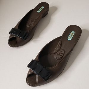 Oka B. waterproof wedge sandals, sz Medium, bow